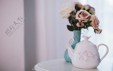 陶瓷茶壶与蓝色花瓶