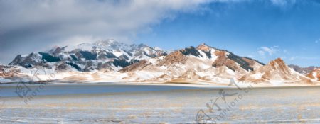 新疆天山冬季雪山