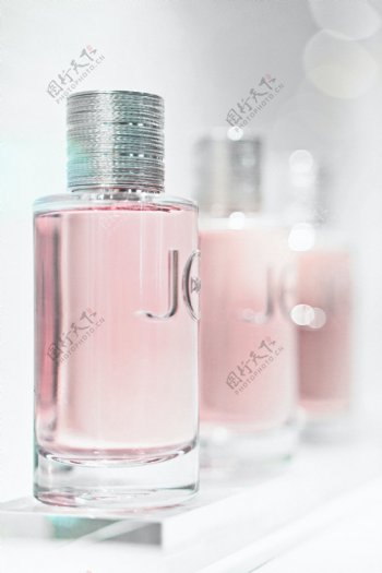 粉色香水瓶