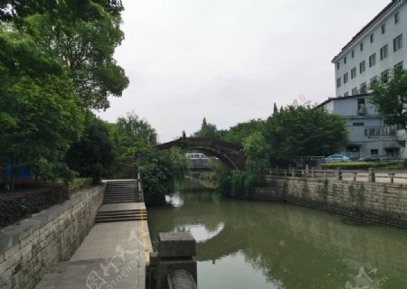 河上的石拱桥