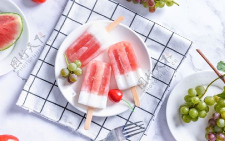 冰棍草莓味桌布条纹夏季背景