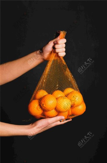 手提袋中的橙子