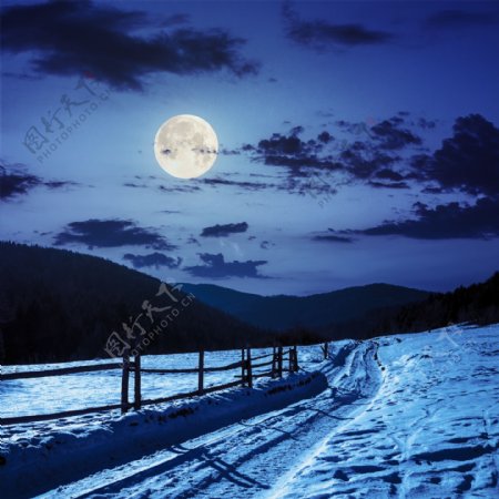 雪夜月亮