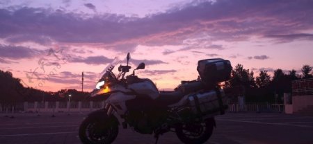 紫霞与摩托车