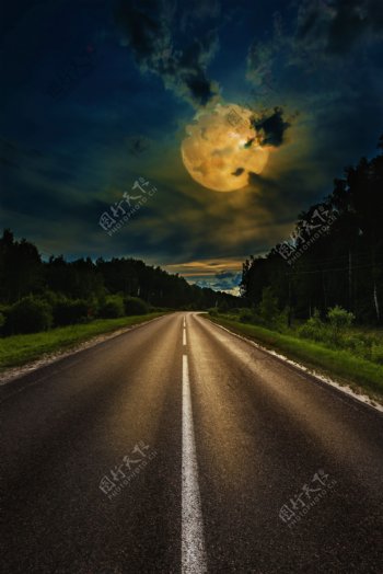 公路与月亮
