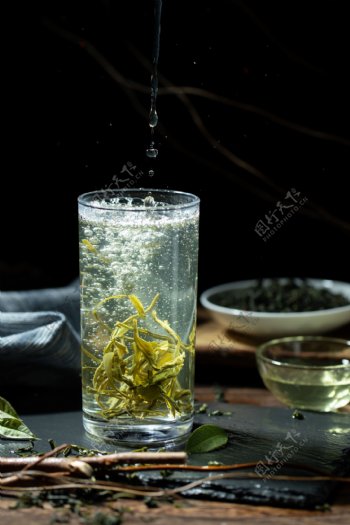 绿茶茶叶玻璃杯泡茶背景素材