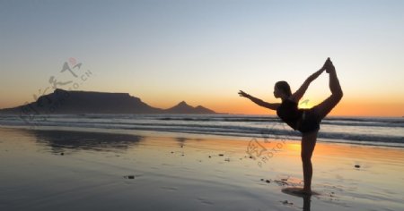 沙滩练瑜伽的女性
