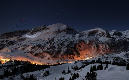 夜晚雪山景观