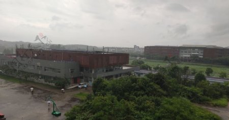 学校雾雨天