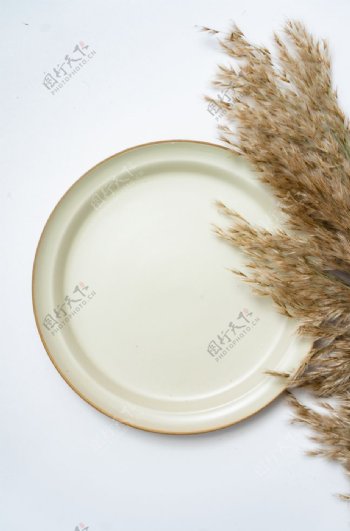 简约餐桌空白盘子