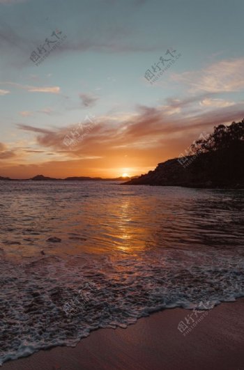 夕阳海岸图片