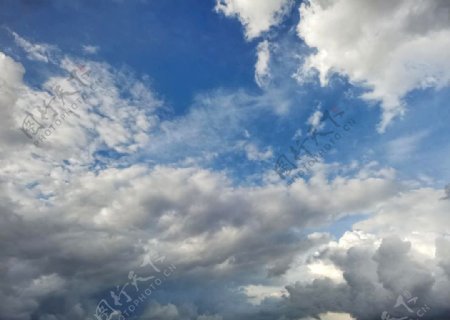 暴风雨前夕的蓝天白云图片