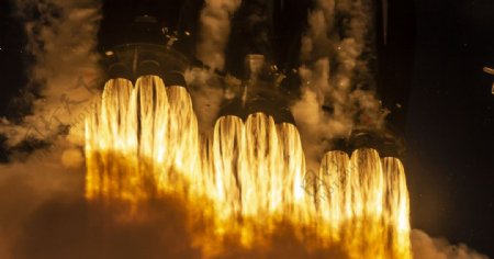 火箭发射火焰喷射背景图片