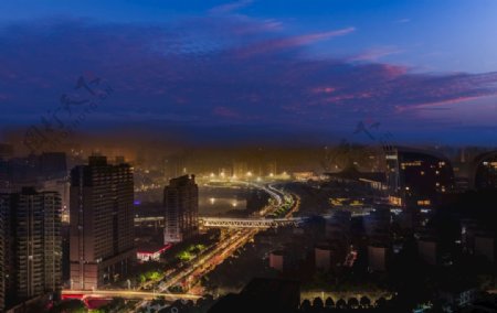 南宁市凌晨日出前的城市图片