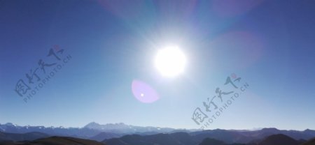 高原雪山上的太阳光芒图片