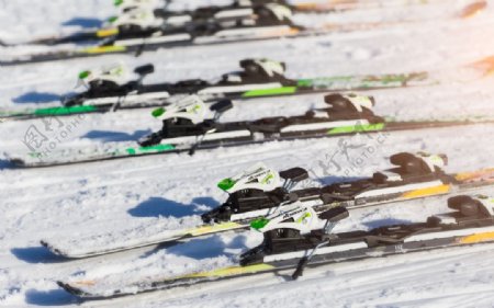 雪地上的滑雪板图片