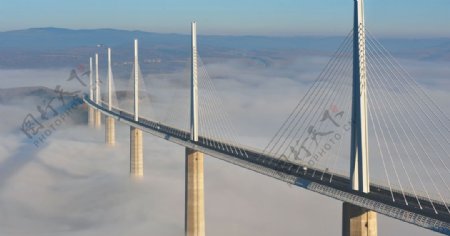 大桥建筑云雾风景天空图片