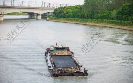 河道中的清污船图片