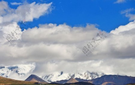 蓝天白云雪山图片
