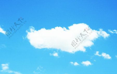 蓝天爱心云朵图片