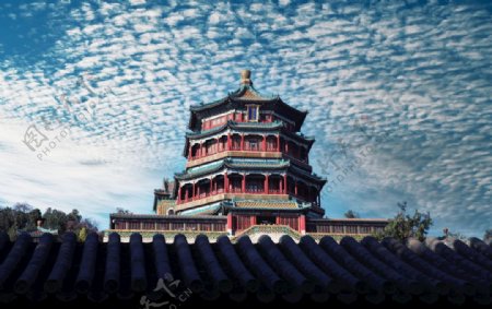 蓝天白云下的北京颐和园佛香阁图片