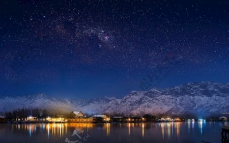 黑夜星空雪山雪景日式建筑风景图片