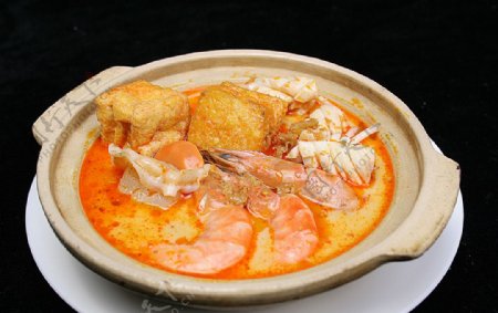 家常菜红咖喱海鲜煲图片