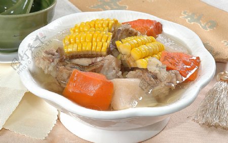 豫菜咸棒骨玉米炖萝卜图片