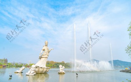 平面湖上的雕塑和喷泉图片
