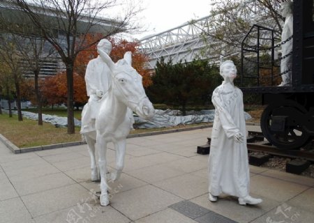 民国白色人物雕塑图片