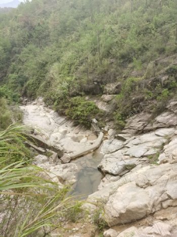山中的溪流图片