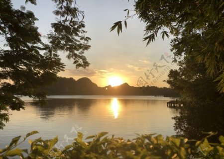 星湖日落图片