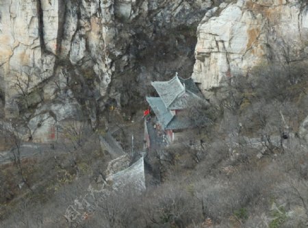 山崖下的中岳行宫图片