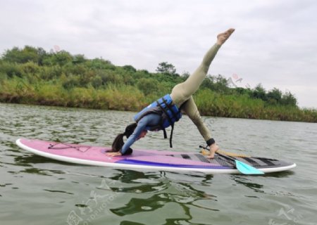 水上瑜伽桨板桨板瑜伽图片